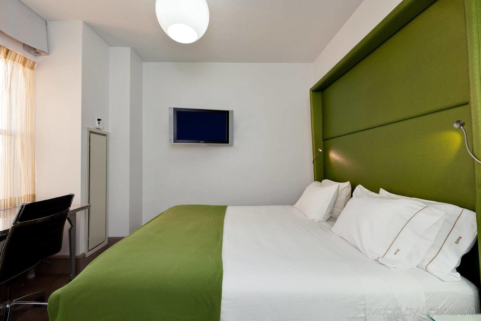 Holiday Inn Express Chicago - Magnificent Mile By Ihg Exterior photo