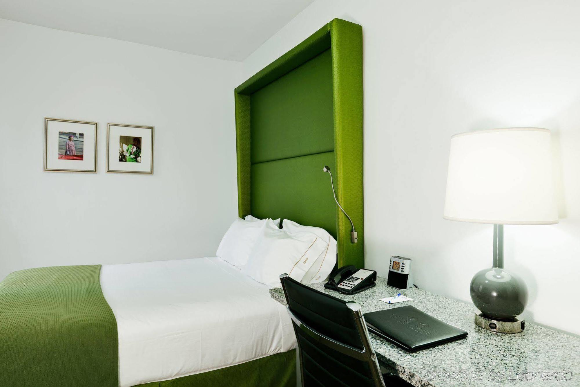 Holiday Inn Express Chicago - Magnificent Mile By Ihg Exterior photo