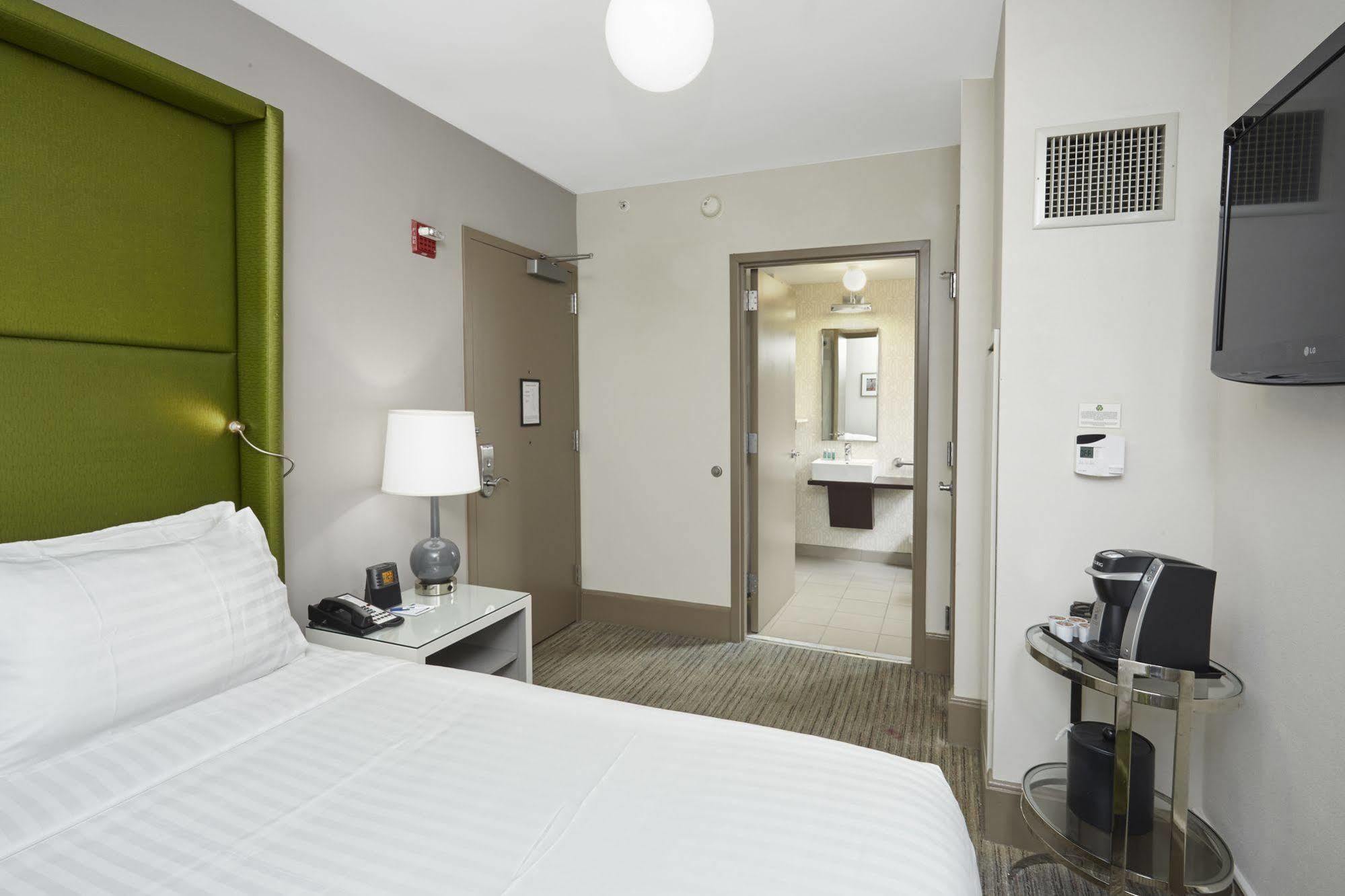 Holiday Inn Express Chicago - Magnificent Mile By Ihg Exterior photo