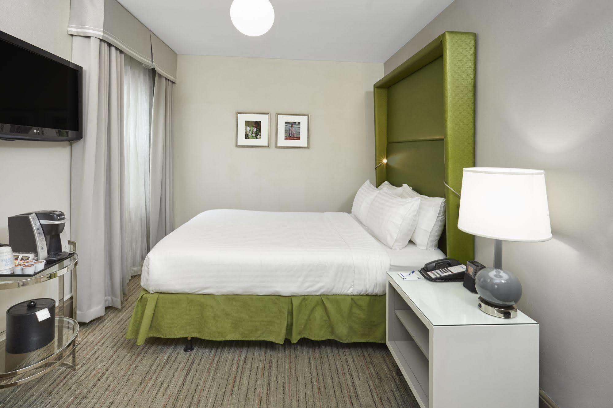 Holiday Inn Express Chicago - Magnificent Mile By Ihg Exterior photo