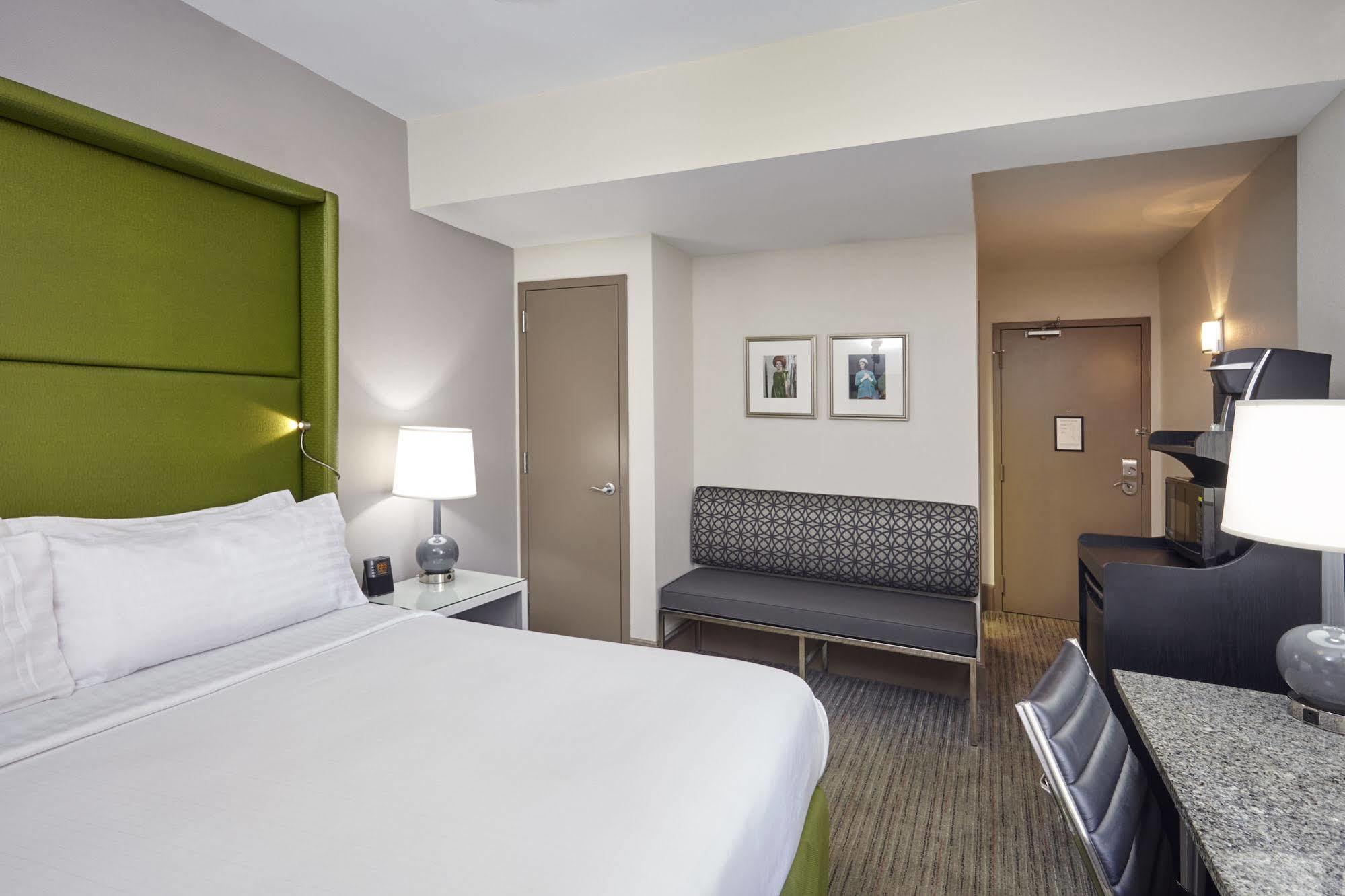 Holiday Inn Express Chicago - Magnificent Mile By Ihg Exterior photo