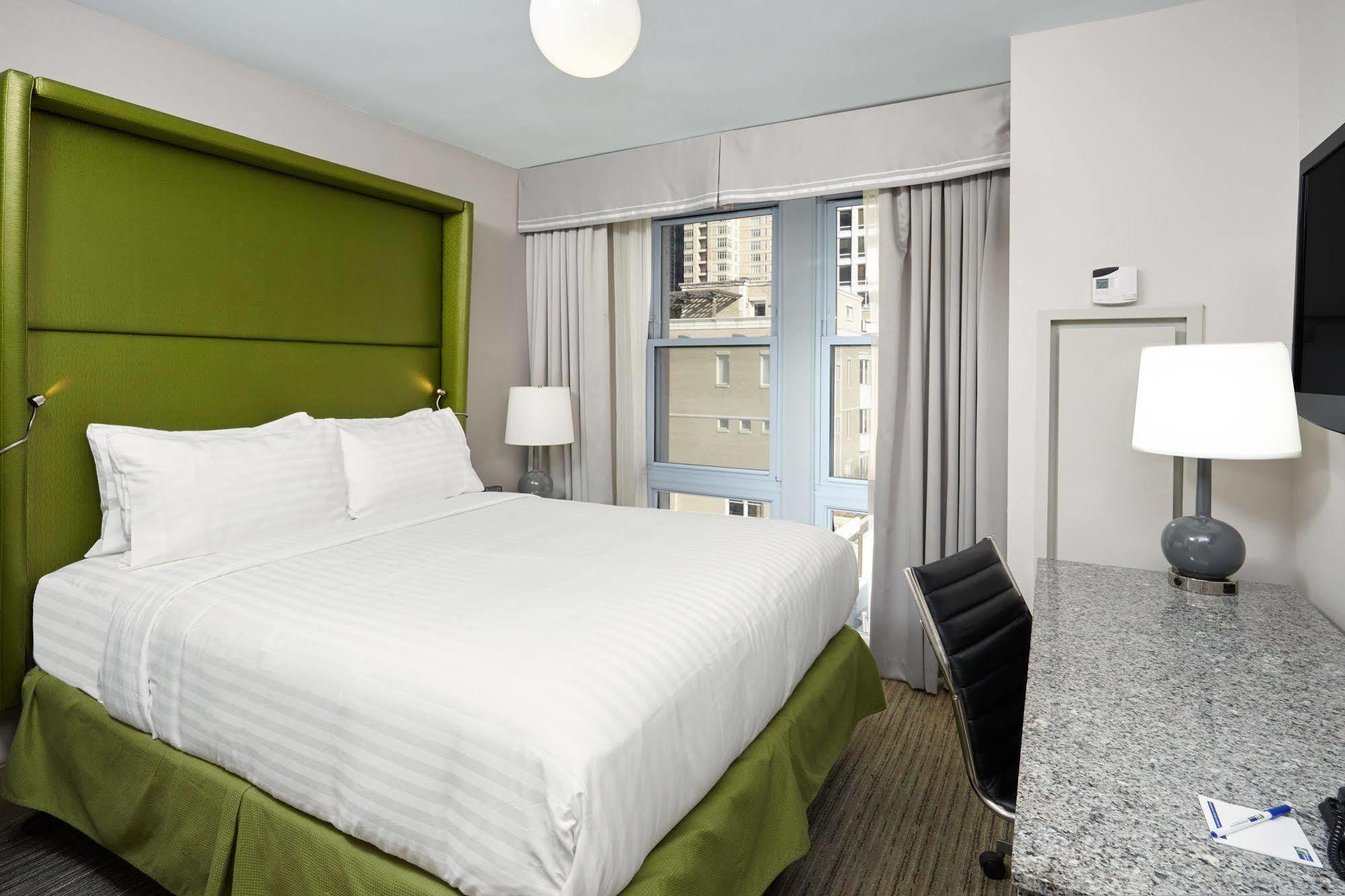 Holiday Inn Express Chicago - Magnificent Mile By Ihg Exterior photo