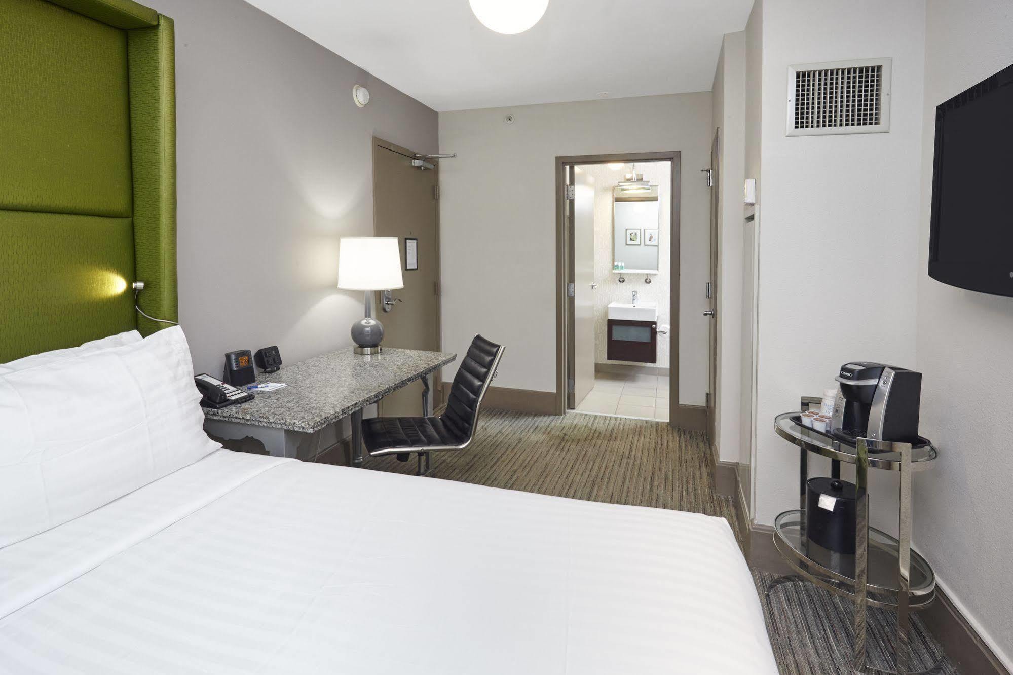 Holiday Inn Express Chicago - Magnificent Mile By Ihg Exterior photo