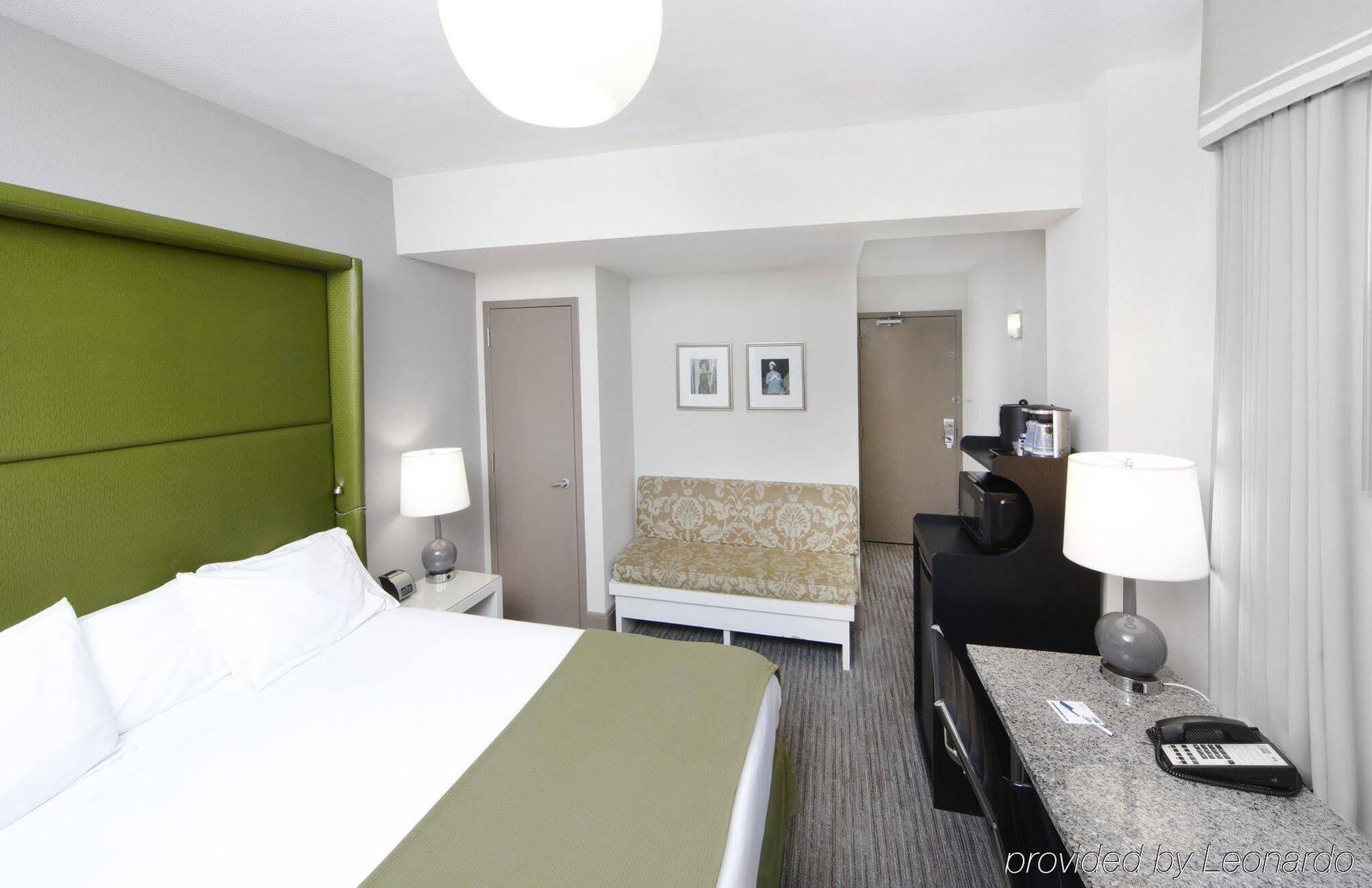 Holiday Inn Express Chicago - Magnificent Mile By Ihg Exterior photo