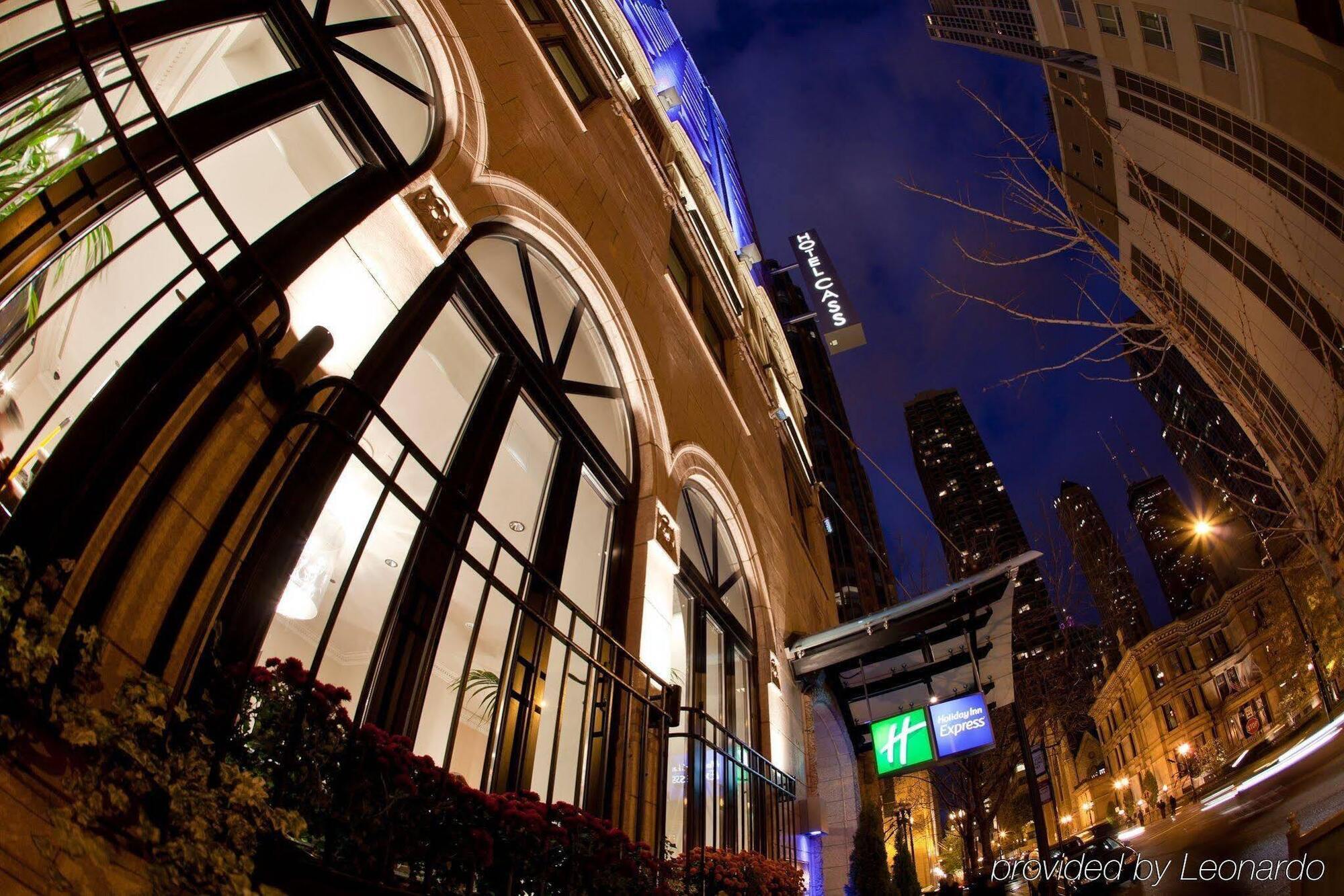 Holiday Inn Express Chicago - Magnificent Mile By Ihg Exterior photo